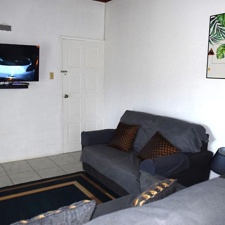 Harriott Heights Apartment แมนเดอวิลล์ ภายนอก รูปภาพ