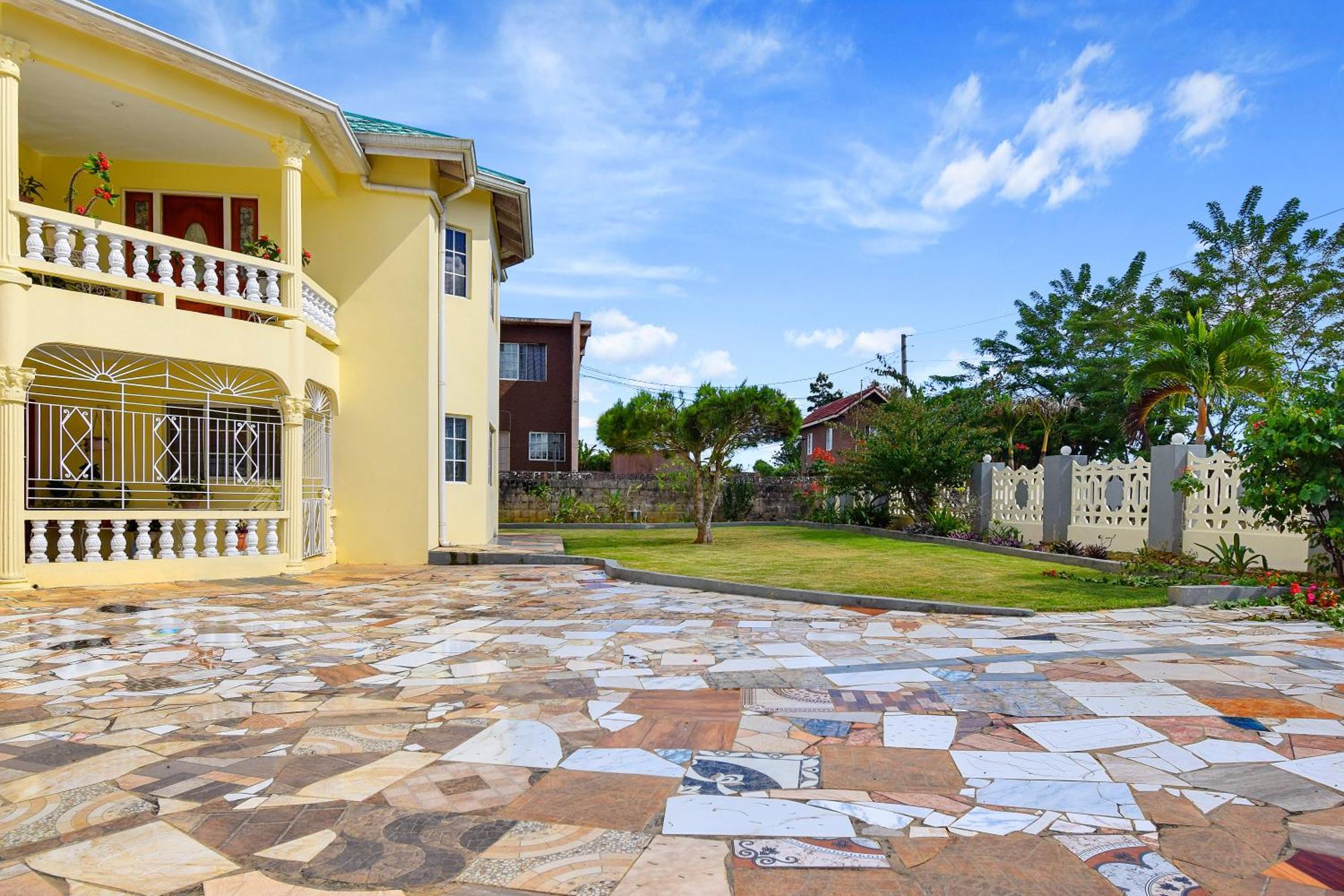 Harriott Heights Apartment แมนเดอวิลล์ ภายนอก รูปภาพ